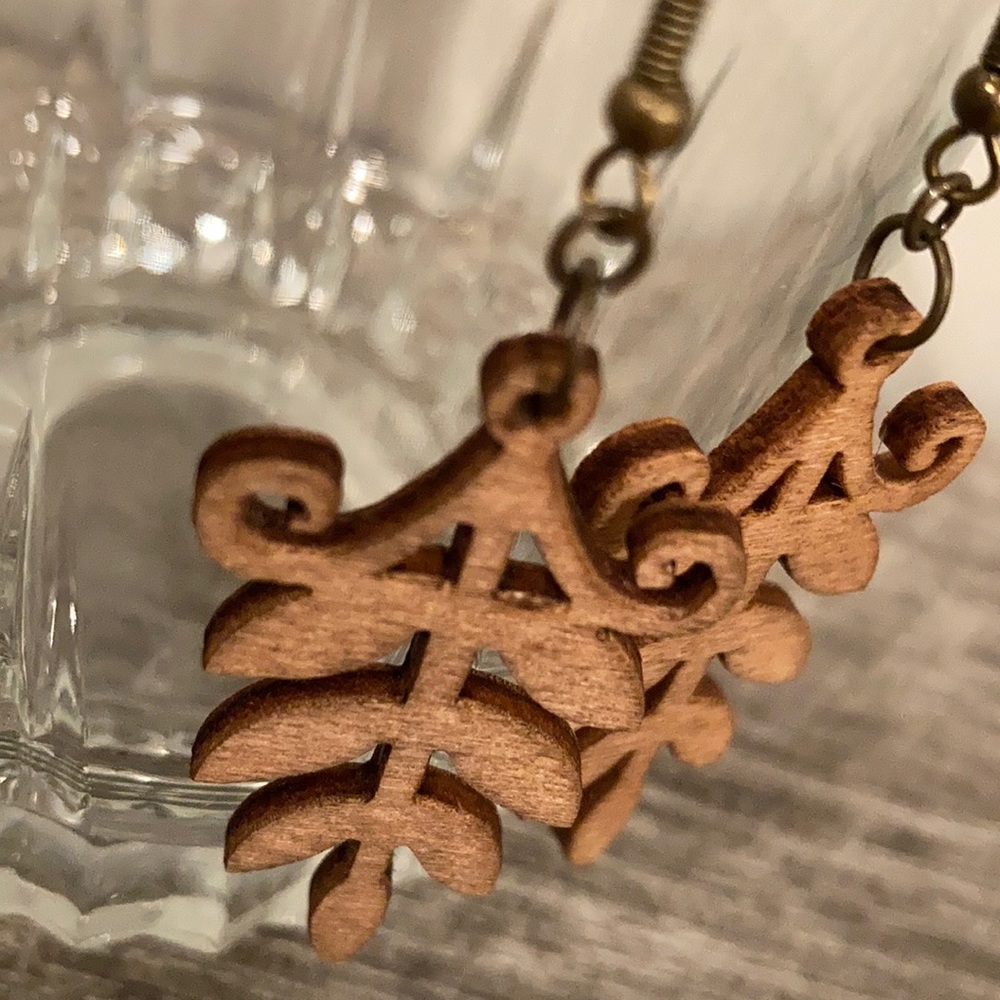 Handcrafted wood cut botanical dangle earrings - Picture 2 of 3